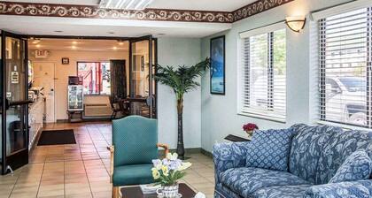 Econo Lodge Inn & Suites Southeast