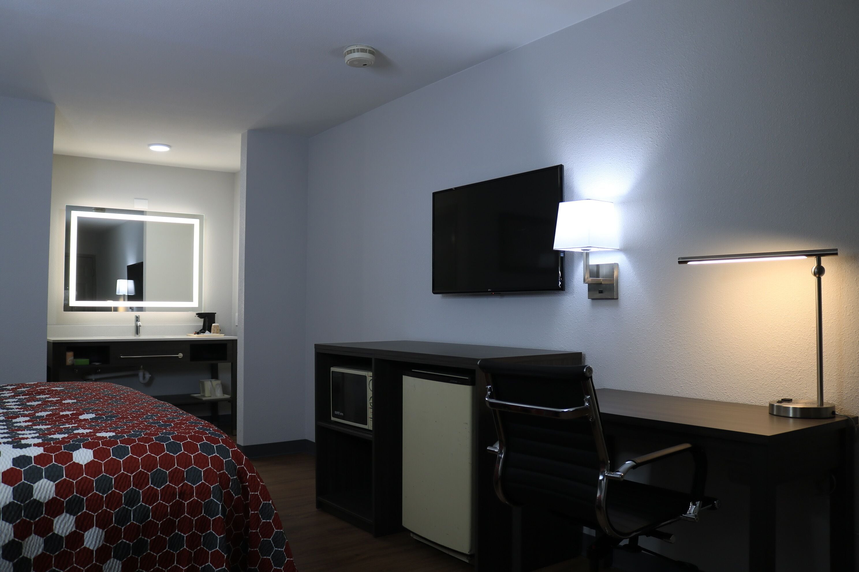 布置獨特、書桌、筆電工作空間、遮光布/窗簾