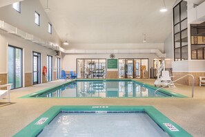 室内游泳池，2 室外游泳池，池畔遮阳伞，日光浴躺椅
