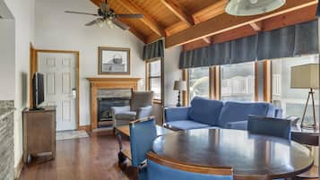 1 BEDROOM 1 QUEEN TOWNHOUSE WITH KITCHEN | Coin séjour | Télévision