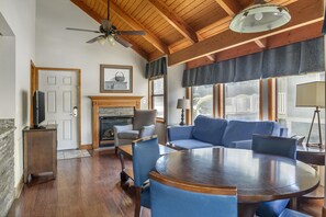 1 BEDROOM 1 QUEEN TOWNHOUSE WITH KITCHEN | 客廳 | 電視