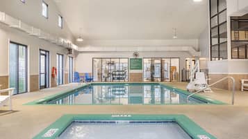 Piscine couverte, 2 piscines extérieures, parasols de plage