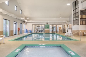 室內泳池、2 個室外泳池;泳池傘、躺椅