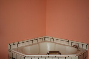 Superior Single Room, 1 King Bed, Jetted Tub | 1 bedroom, premium bedding, in-room safe, desk