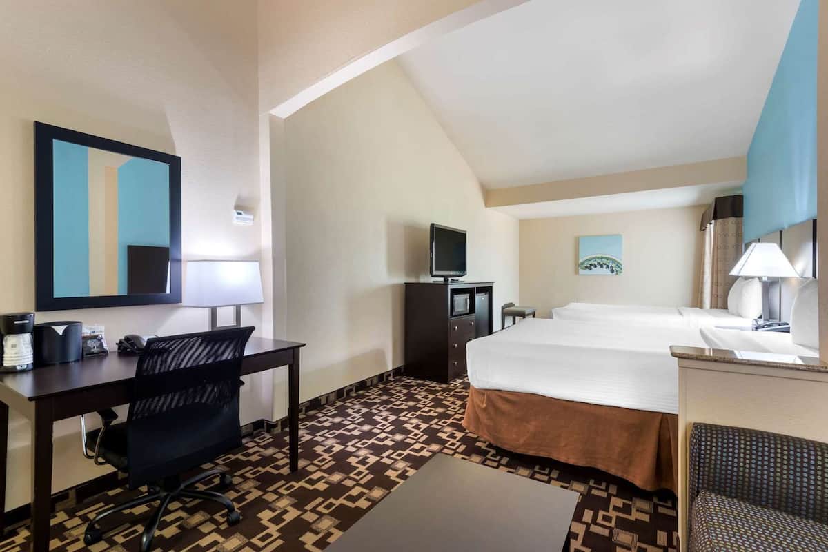 Premium bedding, in-room safe, desk, iron/ironing board