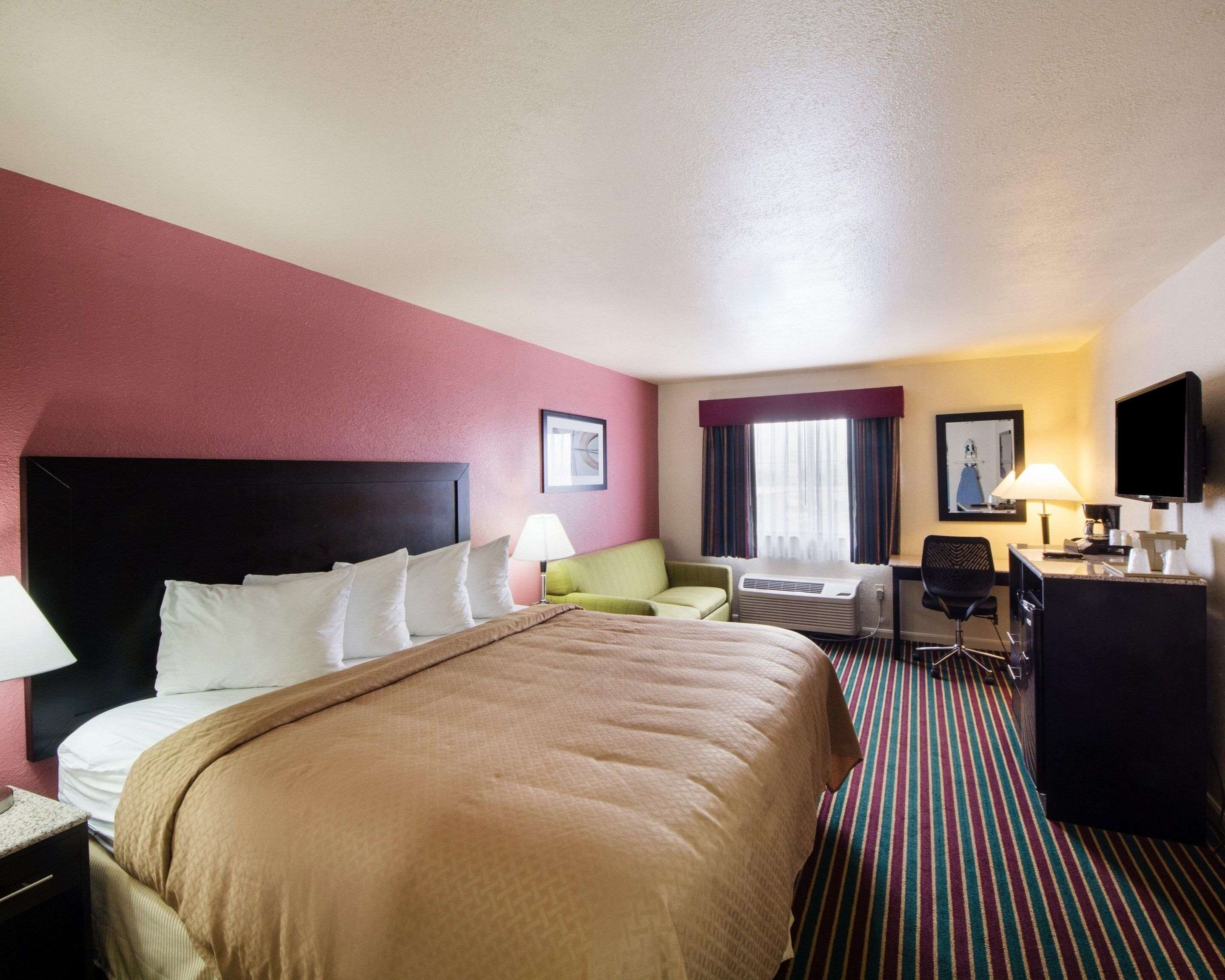 Hochwertige Bettwaren, Zimmersafe, Schreibtisch