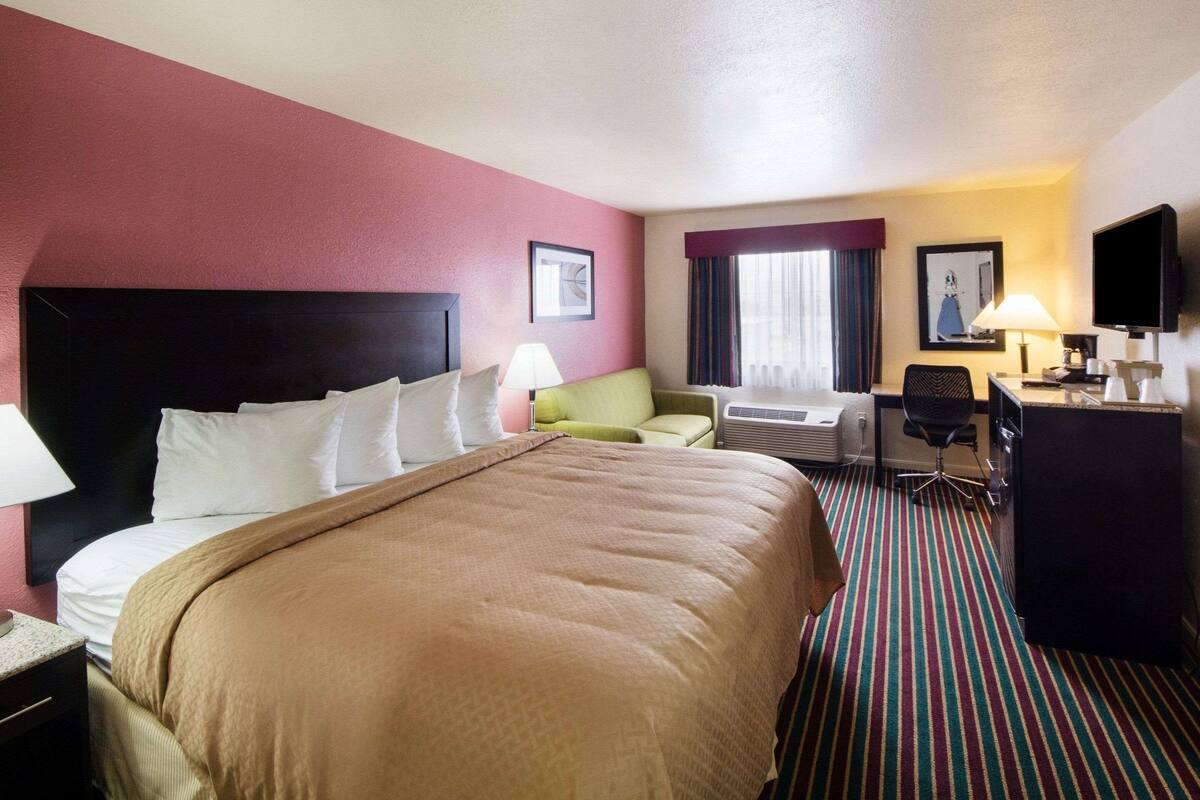 Hochwertige Bettwaren, Zimmersafe, Schreibtisch