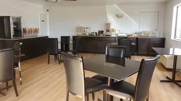 Ilmainen päivittäinen mannermainen aamiainen