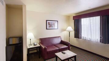 Ylelliset vuodevaatteet, tallelokero huoneessa, työpöytä