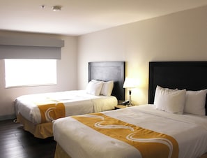 Zimmer, 2 Doppelbetten, Nichtraucher | Hochwertige Bettwaren, Zimmersafe, Schreibtisch