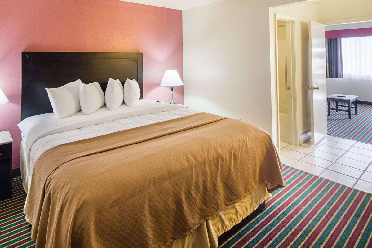 Suite, 1 King-Bett, Nichtraucher | Hochwertige Bettwaren, Zimmersafe, Schreibtisch