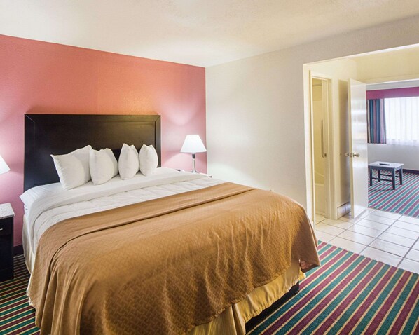 Suite, 1 King Bed, Non Smoking | Premium bedding, in-room safe, desk, laptop workspace - Quality Inn Del Rio (Del Rio)