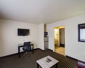 Suite, 1 King Bed, Non Smoking | Premium bedding, in-room safe, desk, laptop workspace - Quality Inn Del Rio (Del Rio)