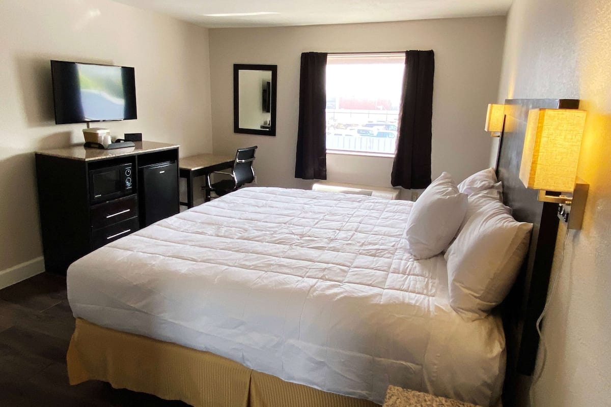 Premium bedding, in-room safe, desk, laptop workspace