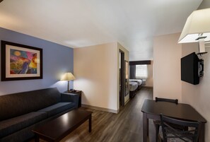 Suite, Beberapa Tempat Tidur, Bebas Asap Rokok (2 Queen, 2 Person Sofa Bed) | Tempat tidur Tempur-Pendic, meja kerja, dan tirai kedap cahaya