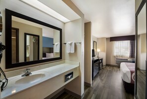 Suite, 1 Tempat Tidur King dengan tempat tidur Sofa, Bebas Asap Rokok (2 Person Sofa Bed) | Kamar mandi | Kombinasi shower/bathtub dan shower pijat air