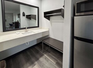 Badekar, toalettartikler (inkludert), hårføner og håndklær