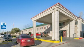 Welcome to Best Western, a hotel with a modern design and covered entrance.