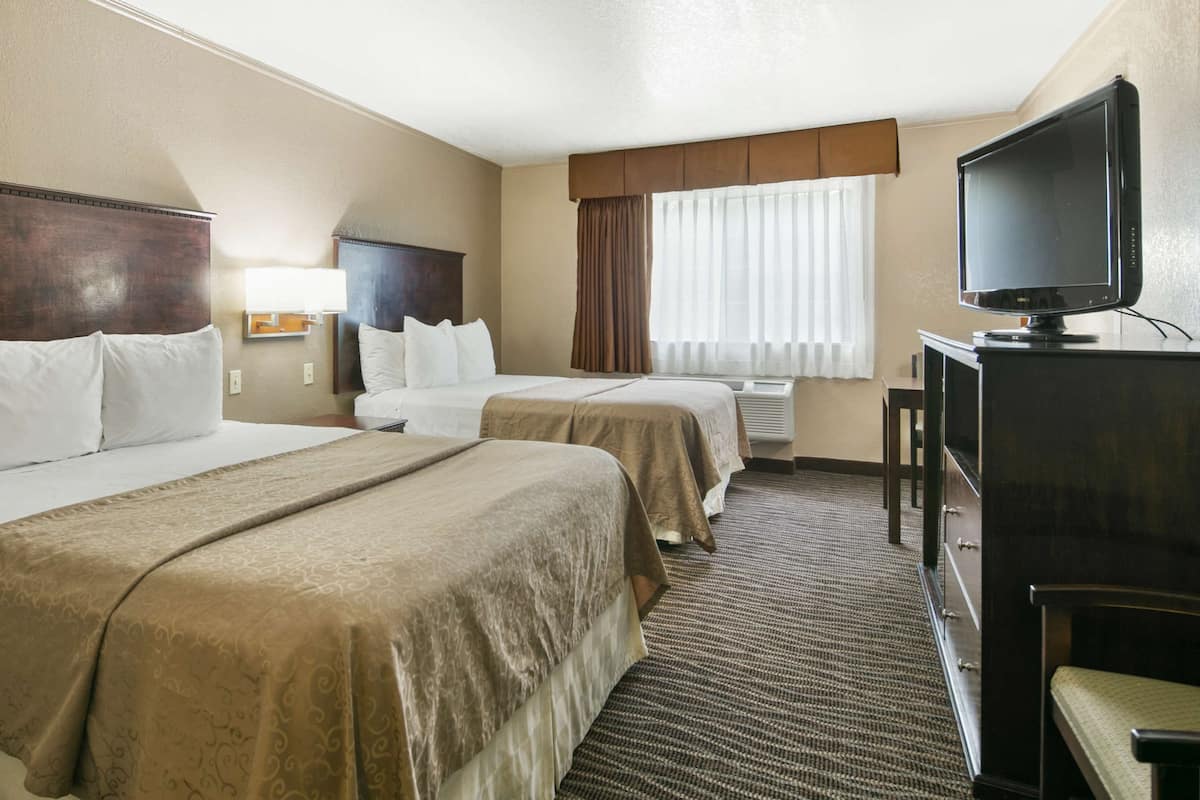 Premium bedding, in-room safe, desk, laptop workspace
