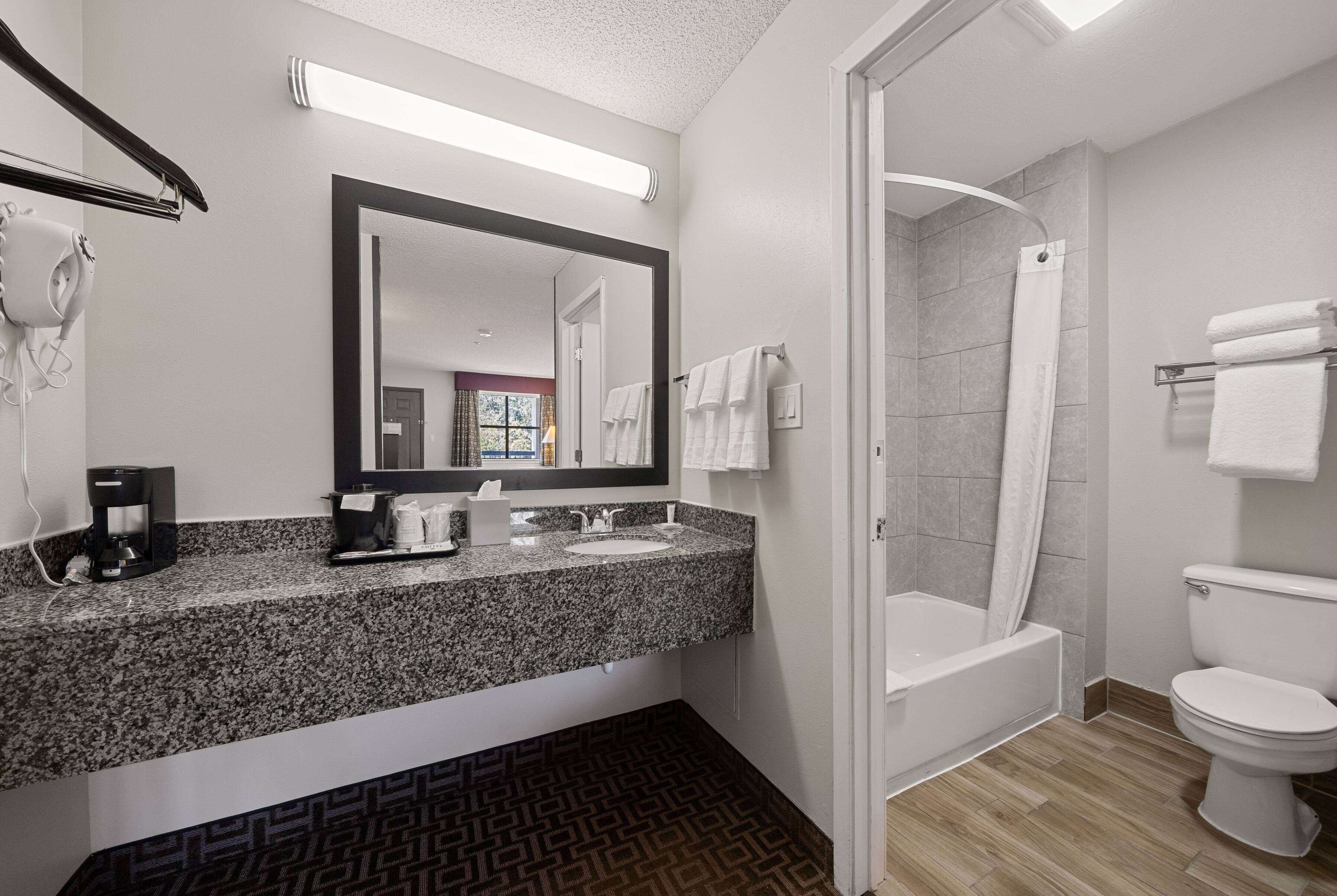 Combined shower/bathtub, free toiletries, hair dryer, towels
