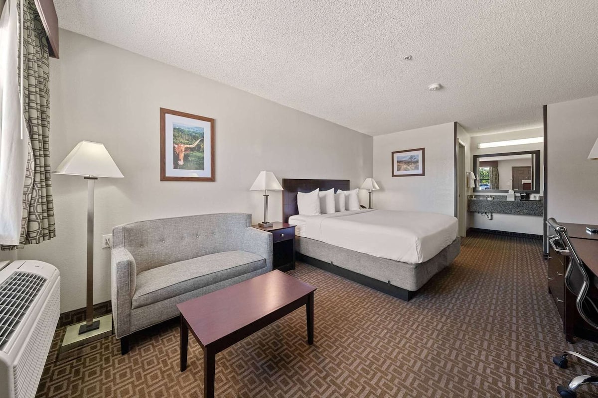 Iron/ironing board, WiFi (free), bed sheets