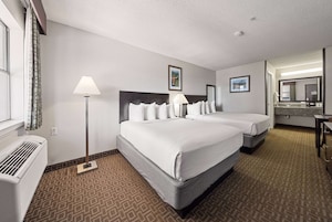 Tabla de planchar con plancha, wifi gratis y ropa de cama