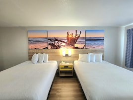 Standaard kamer, 2 queensize bedden | Een bureau, geluiddichte muren, een strijkplank/strijkijzer, gratis wifi