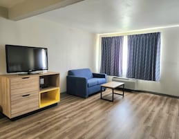 Suite, niet-roken (2 King Beds) | Een bureau, geluiddichte muren, een strijkplank/strijkijzer, gratis wifi