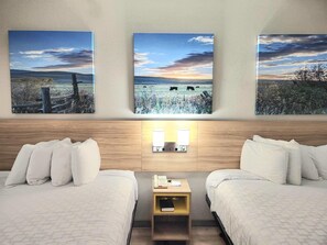 行政套房, 2 間臥室, 非吸煙房 (2 King Beds) | 書桌、隔音、熨斗/熨衣板、免費無線上網