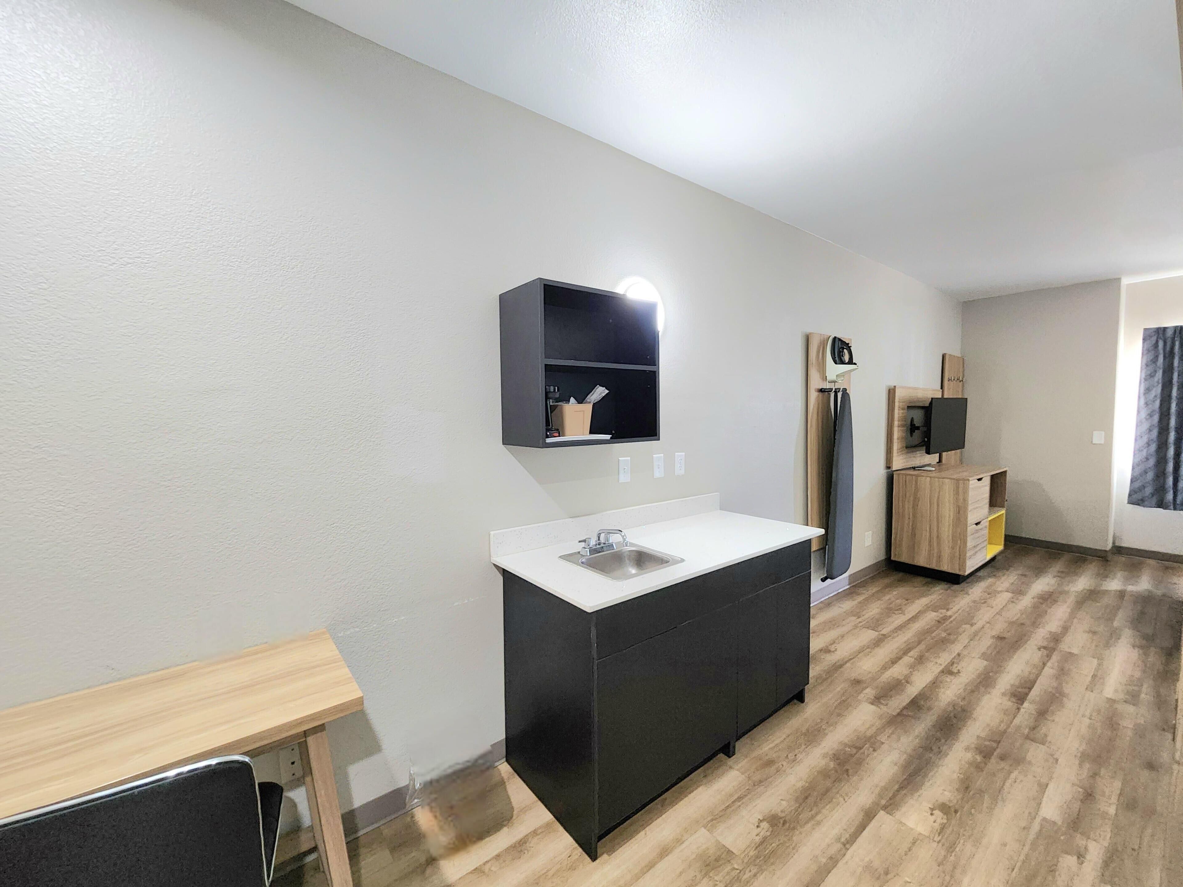 Schreibtisch, schallisolierte Zimmer, Bügeleisen/Bügelbrett