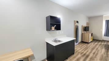 Schreibtisch, schallisolierte Zimmer, Bügeleisen/Bügelbrett