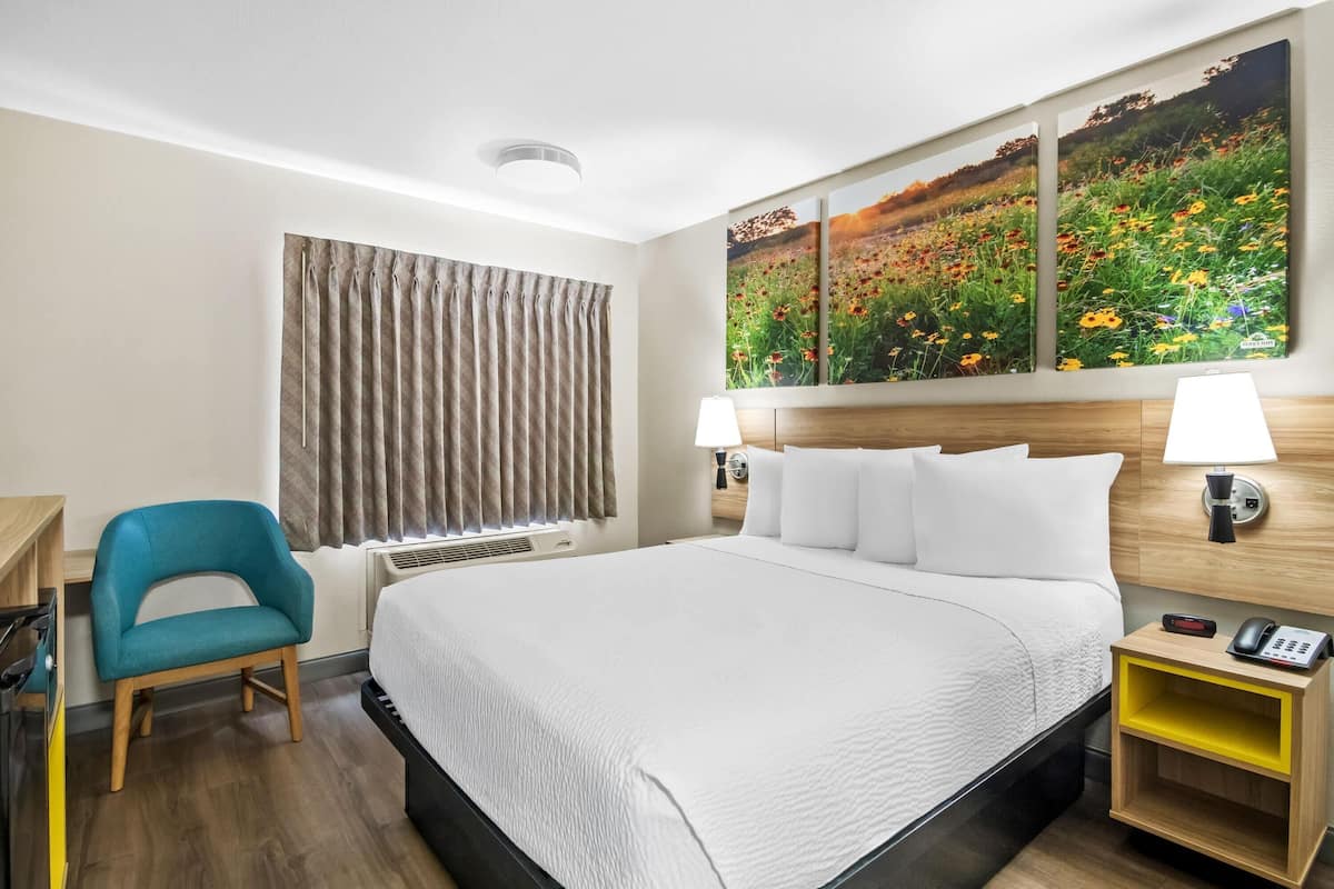 Escritorio, cortinas blackout, cunas gratuitas y wifi gratis