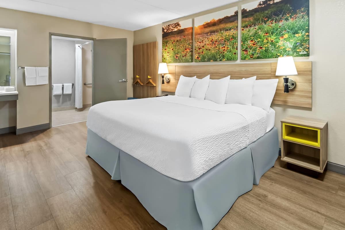 Habitación, 1 cama King size, para no fumadores (Mobility/Hearing,roll-in shwr) | Escritorio, cortinas blackout, cunas gratuitas y wifi gratis