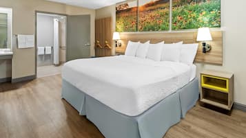 Kamar, 1 Tempat Tidur King, akses difabel, Bebas Asap Rokok (Mobility/Hearing,roll-in shwr) | Meja kerja, tirai kedap cahaya, dan tempat tidur bayi gratis