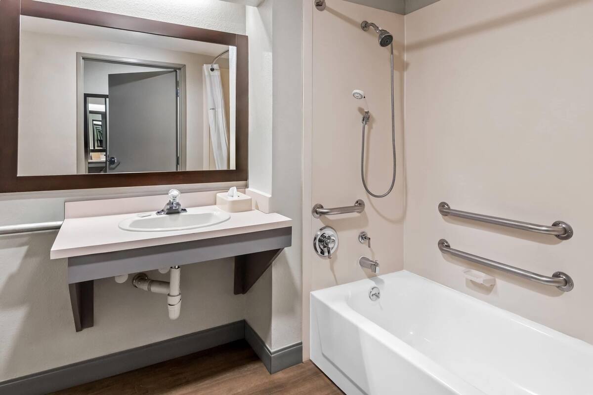 客房, 1 張特大雙人床, 無障礙, 非吸煙房 (Mobility/Hearing, tub w/grab bars) | 無障礙浴室