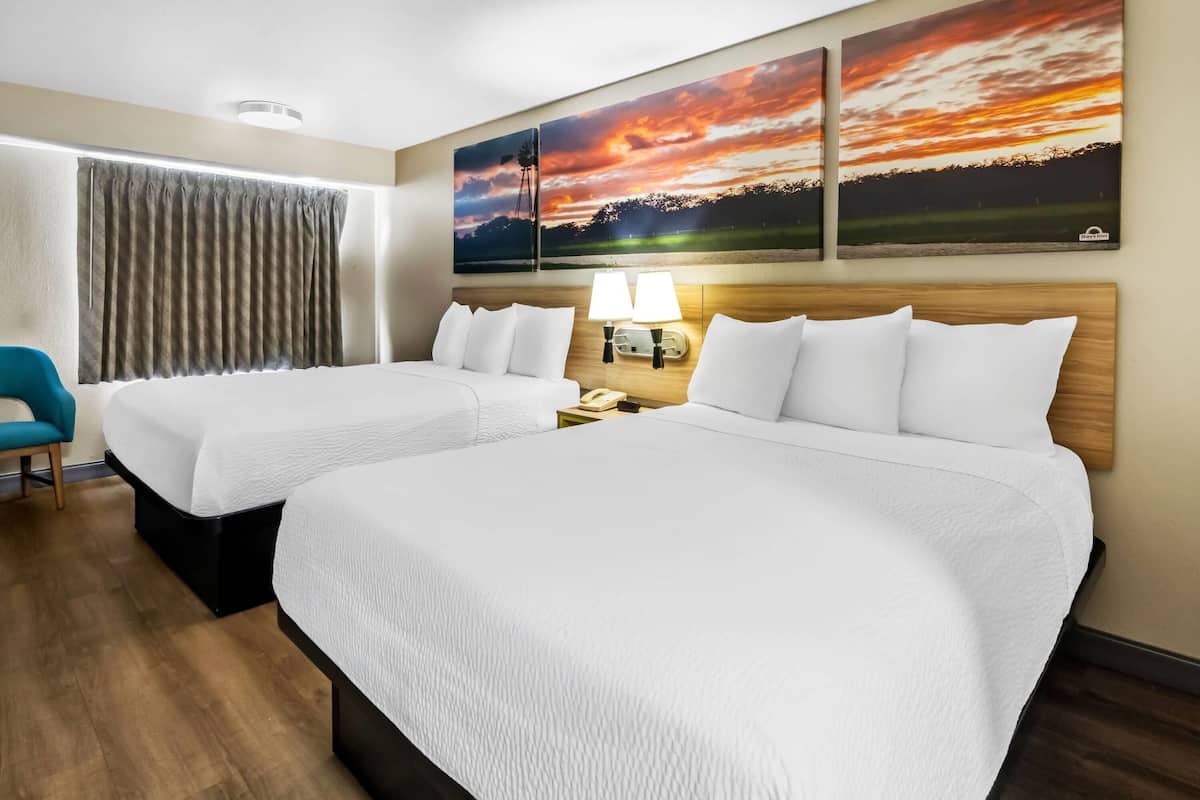 Escritorio, cortinas blackout, cunas gratuitas y wifi gratis