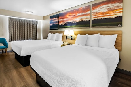 Escritorio, cortinas blackout, cunas gratuitas y wifi gratis . Days Inn & Suites by Wyndham DeSoto