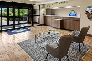 Lobby - Days Inn & Suites by Wyndham DeSoto (DeSoto)