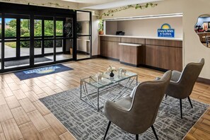 Lobby - Days Inn & Suites by Wyndham DeSoto (DeSoto)