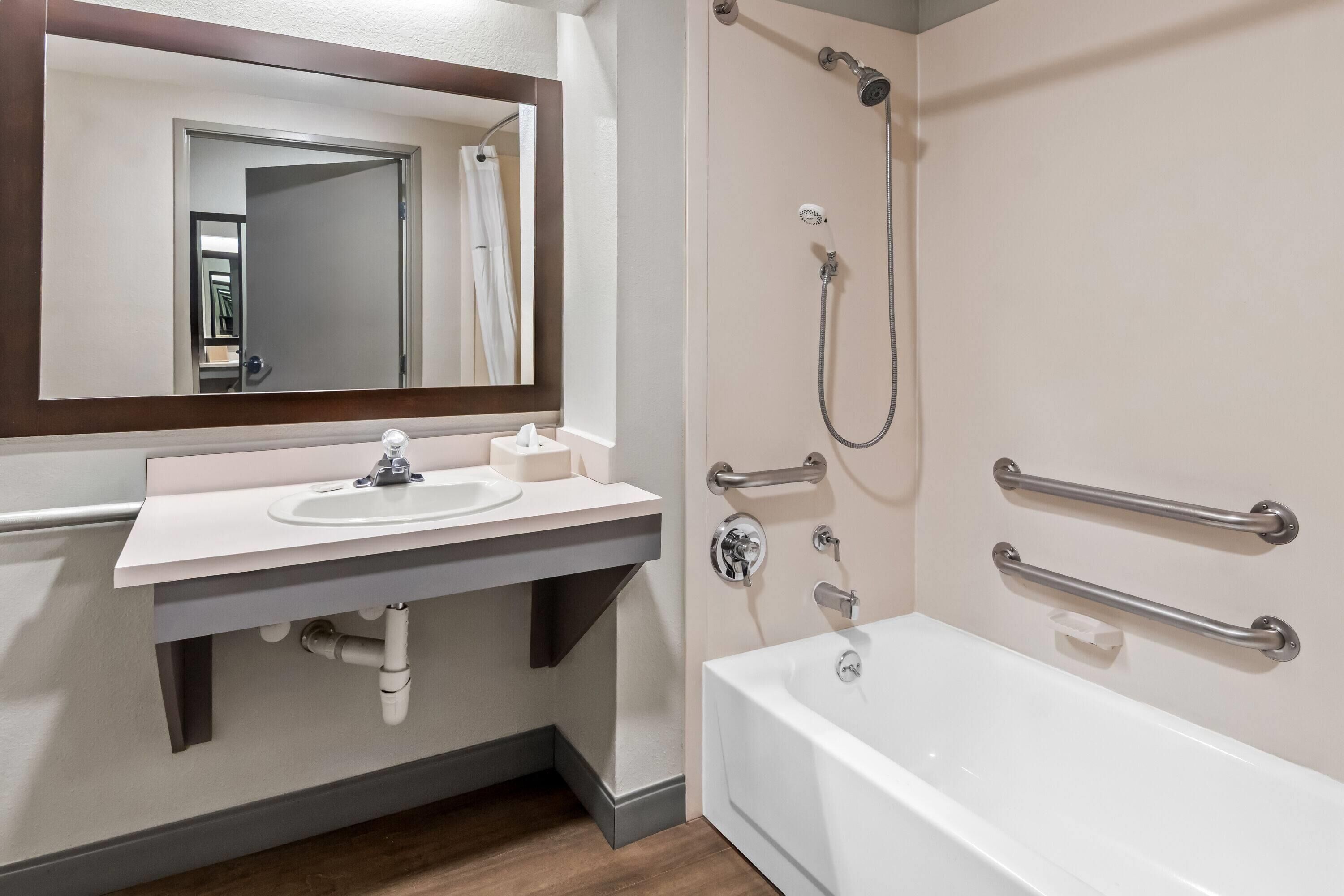 Room, 1 King Bed, Accessible, Non Smoking (Mobility/Hearing, tub w/grab bars) | Accessible bathroom