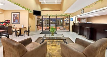 Days Inn & Suites by Wyndham DeSoto
