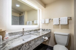 Ducha y bañera combinadas y artículos de higiene personal gratuitos