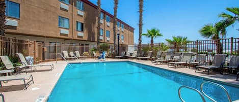 Piscine extérieure en saison, parasols, chaises longues
