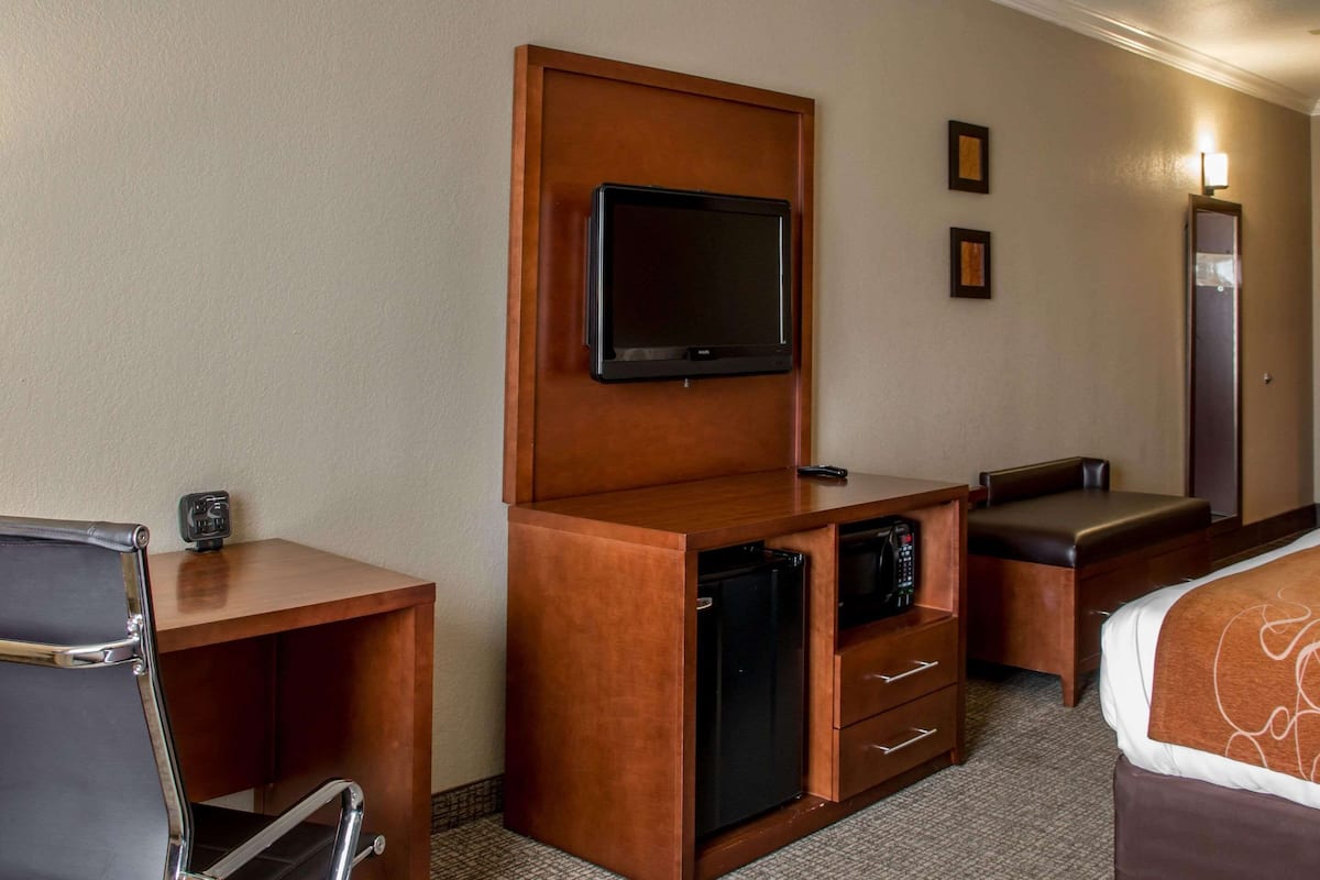 Desk, blackout drapes, iron/ironing board, free WiFi