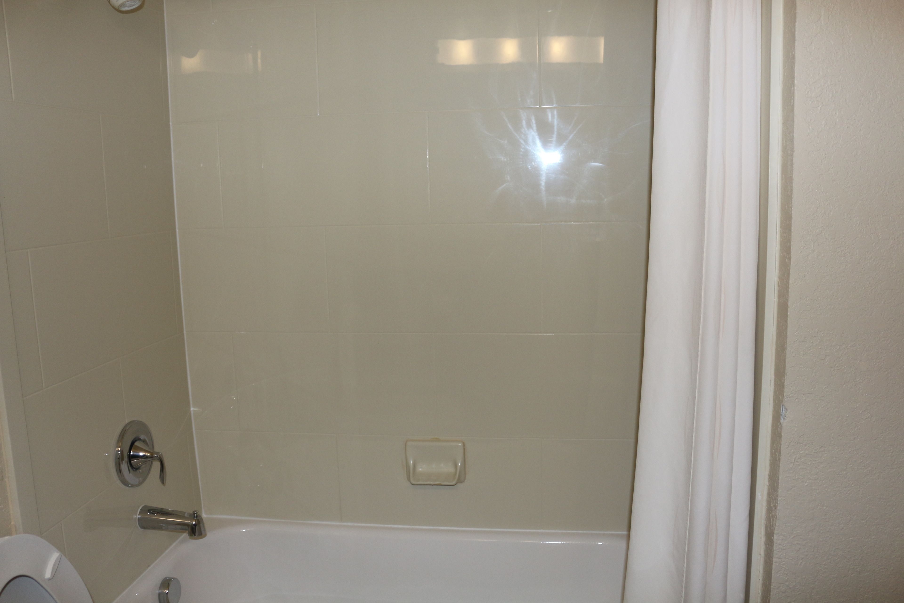 Ein Badezimmer mit Badewanne, Toilette und Duschvorhang.