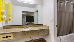 Bañera con ducha, artículos de tocador gratuitos, toallas