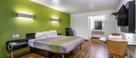 Skrivebord, blendingsgardiner og sengetøy