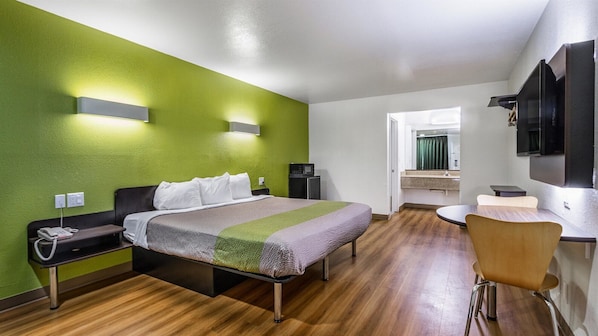 Een bureau, verduisterende gordijnen, beddengoed