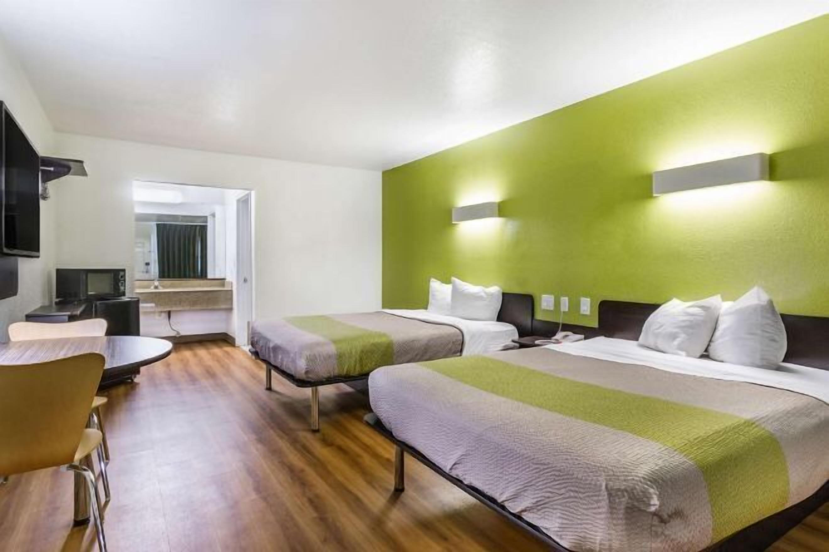 Schreibtisch, Verdunkelungsvorhänge, Bettwäsche