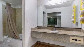 Combined shower/tub, free toiletries, towels